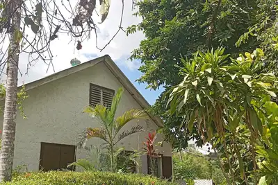 Image de 3-Bedroom house, air-conditioned, private kitchen, private bathroom, living  room and a private garden.