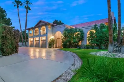 Image de 9 bedroom estate close to the strip