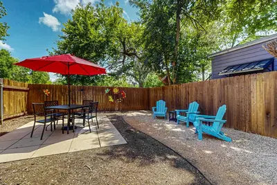 Image de Modern and spacious Duplex  w/private patios, great location in South Austin