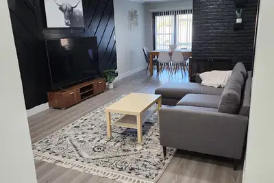 Image de Quiet and Clean Home near Downtown Homewood with Private Backyard!