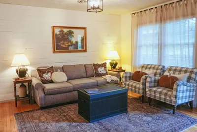 Image de Cozy Cottage 5 Minutes To Dollywood With Fire Pit, Private Deck, And Coffee Bar