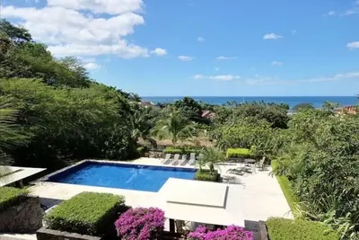 Image de Modern Spacious Condo Walking Distance to Beach