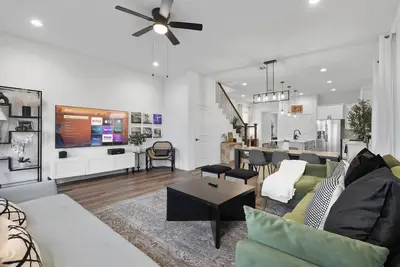 Image de Sleeps 10 – 4br Houston Home | Downtown & Parking