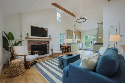 Image de Steps to Rock Harbor, Fully Renovated Cape Cod Cottage