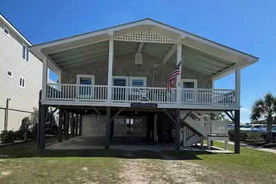 Image de Ocean Front Charming 4bd/2ba Cottage. Close to stores and pier! Includes Linens