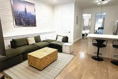 Image de Serene Sunny Spacious 3-bedroom apartment with – Near Subway, Shops & Dining