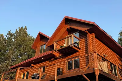 Image de Serene 3 story, 3 bedroom, 3 bathroom log home with gameroom and views of Denali