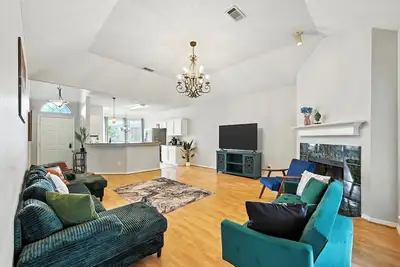 Image de Stylish Oasis in Carrollton w/ Pool, Big Master, Media Room, Ping Pong Near Ktown