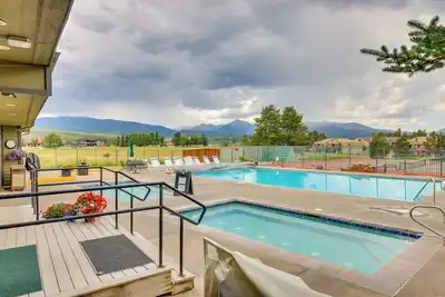 Image de Mountain Views & Year-Round Fun: Fraser Getaway!