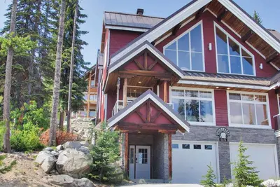 Image de Luxury ski in/out Chalet with hot tub in Snow Pines