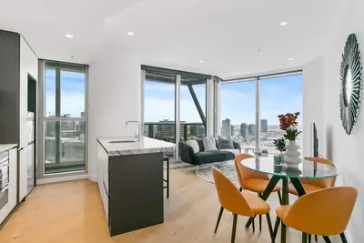 Image de Sky-High 2br w/ Stunning River Views, Gym & Pool