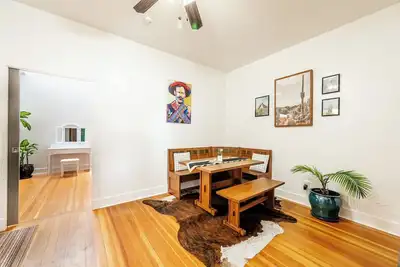 Image de The Leather Rose | King bed Historic Downtown Suite