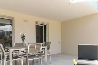 Image de T2 moderne à La Favière avec services hôteliers et parking