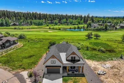 Image de Golf Course Views Meets Mountain Charm on McCall Golf Course