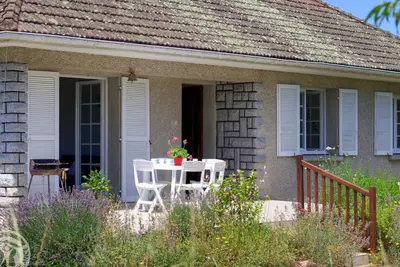 Image de Gîte lumineux avec grand jardin et tennis privé