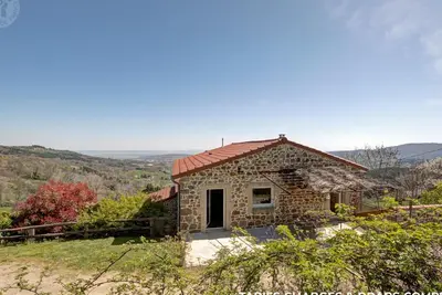 Image de Gîte spacieux et moderne avec terrasse au cœur de la nature