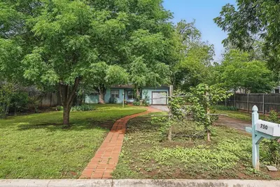 Image de Vibrant Artistic Retreat Among the Trees