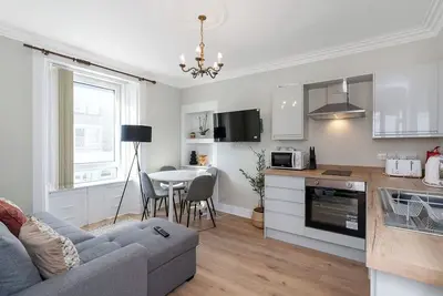 Image de Welcome to Princess Retreat – your perfect home away from home! This stylish 2-bedroom property comfortably sleeps up to 5 guests and features a double bed, 2 single beds, and a sofa bed, along with 1 bathroom.