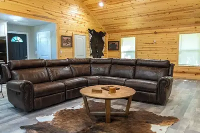 Image de Cozy 2br Retreat Near Lake Texoma<br>Just minutes from Lake Texoma and Cedar Mills Marina, this peaceful home offers modern comfort, a full kitchen, and fun extras like a pool table and table tennis—perfect for couples, families, or friends.