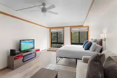 Image de Cozy Mountain Studio Steps from the Base – Stylishly Furnished Escape!