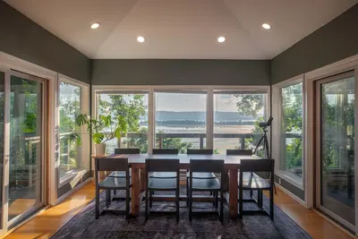 Image de New! Riverfront Home with Stunning Views Scenic Location 6 mins from La Crosse!