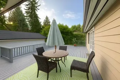 Image de Charming 3br with A/C & private Balcony with umbrella - Near Uw & All Amenities!