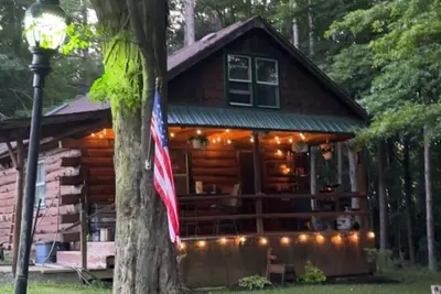 Image de Camp Believe It is a secluded cabin with 50 acres of hiking trails!