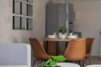 Image de Modern, cozy and comfortable apt, airport view