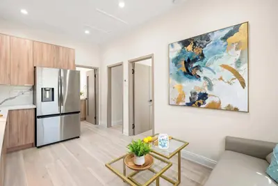 Image de Cozy Modern Home w Full Kitchen & Parking