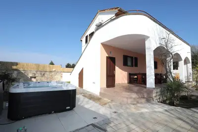 Image de Spacious 2-bedroom house with Jacuzzi, WiFi, Ac in enchanting Peroj