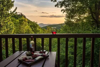 Image de Sunset Vista 4br Retreat with Stunning Mountain Views + Hot Tub + Pool!
