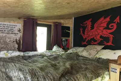 Image de Noddfa (refuge/sanctuary) off-grid woodland retreat near ediculture community