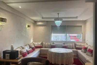 Image de appartement haut standing avec piscine.