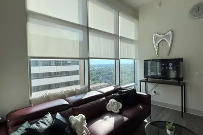 Image de 2bd/2ba Rolls-Royce Inspired City Highrise w/Rooftop Pool