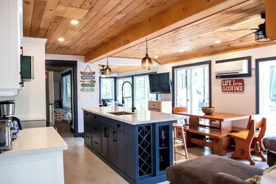 Image de The Willow | Lakefront Cottage | Muskoka