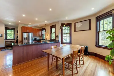 Image de Sunny 3-Bedroom+ Upper Duplex in Highly Walkable Neighborhood, with Garden