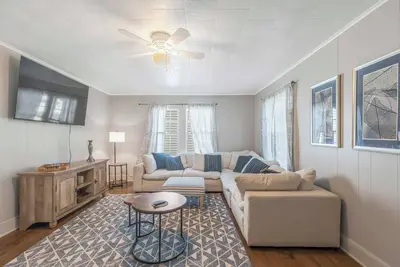 Image de Charming 2-bedroom house with WiFi, Ac in Mid-city! Fenced in yard-dog friendly!