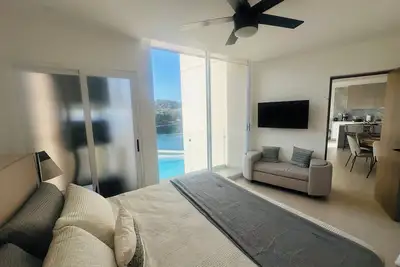 Image de Grand Suite Style Vacation Apartment With Pool and Lake View