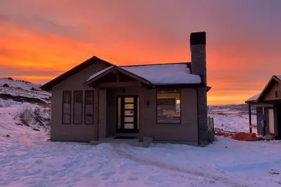 Image de Amazing new 2-bedroom w/ loft modern cabin in Eden, in Wolf Creek, at Powder Mtn
