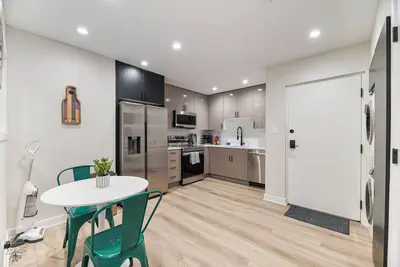 Image de Renovated 2br/2ba • Parking • King Bed • Great Location