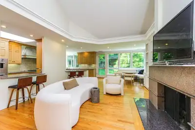 Image de 18 Mi to Boston - Stylish Unit in Upscale Enclave!