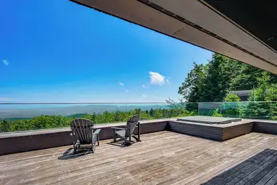 Image de Group-Friendly Newbury Stunner: Home Gym, Hot Tub!