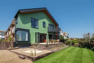 Image de Stunning four bed Beach House with garden and parking