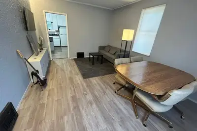 Image de Cozy 2-bedroom house in Canton, Illinois with WiFi, Ac. Book now