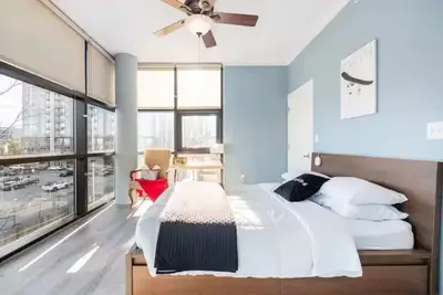 Image de Downtown Dream: 2-Bed Condo with Pool & Parking!