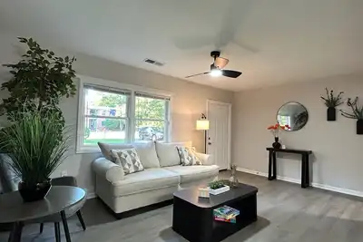 Image de 5 Min to Downtown | Smart TVs | Fast Wi-Fi