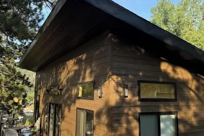 Image de In the center of all the Black Hills has to offer, The Elkhorn Cabin with a Hot Tub