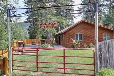 Image de Rock Lodge Complete with Covered Parking and a Hot Tub!