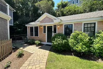 Image de New! East End Cottage with Private Hot Tub!