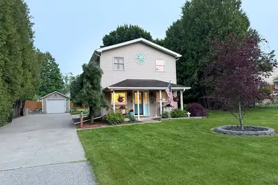 Image de 1+ block from Lake Michigan Beach 3 bedroom house in Charlevoix with WiFi and Ac